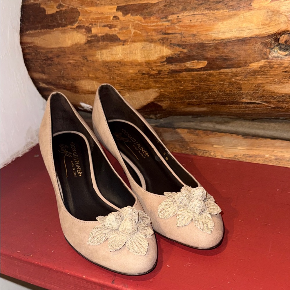 😍2! NWOT Donald J. Pliner Beige Suede Floral Applique Pumps & Open Toe Booties